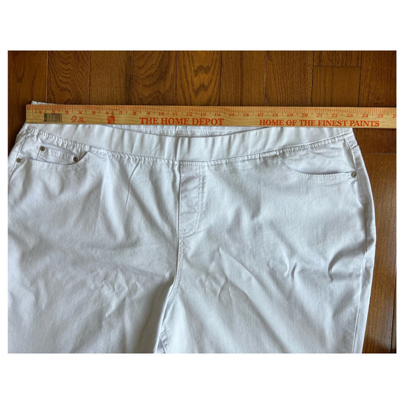 NWT Ashley Stewart Elastic Waistband Pull-On Denim Shorts, Bermuda White size 26 - Picture 7 of 9